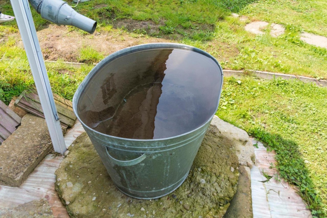 Emmer onder de regenpijp
